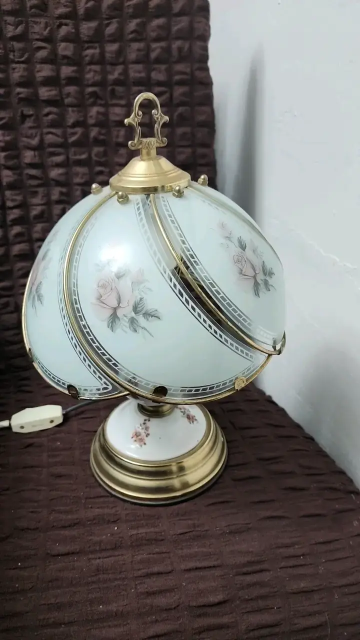 Lámpara de mesa vintage con diseño floral - 2
