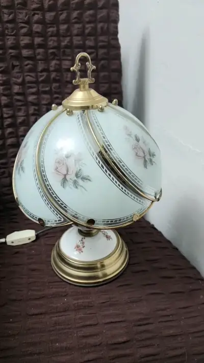 Lámpara de mesa vintage con diseño floral - miniatura 2