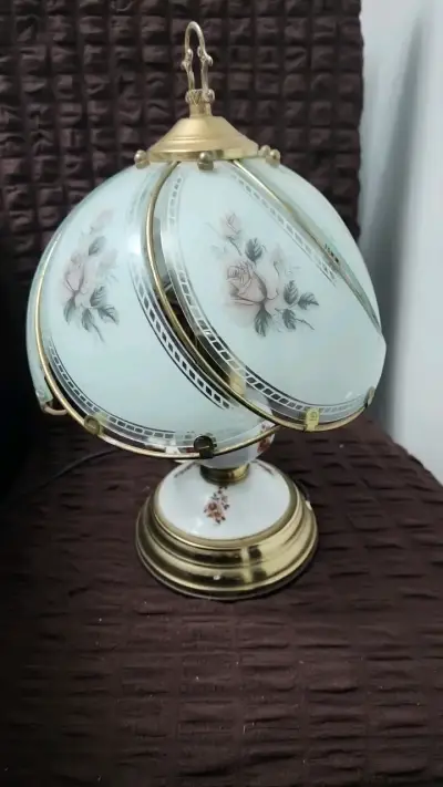 Lámpara de mesa vintage con diseño floral - miniatura 3