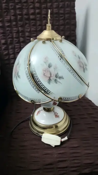 Lámpara de mesa vintage con diseño floral - miniatura 5