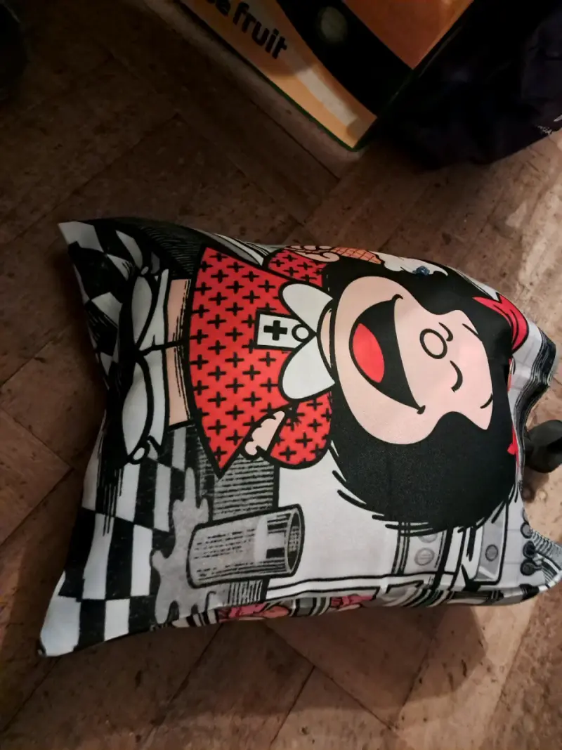 Cojín decorativo Mafalda diseño vintage - 1