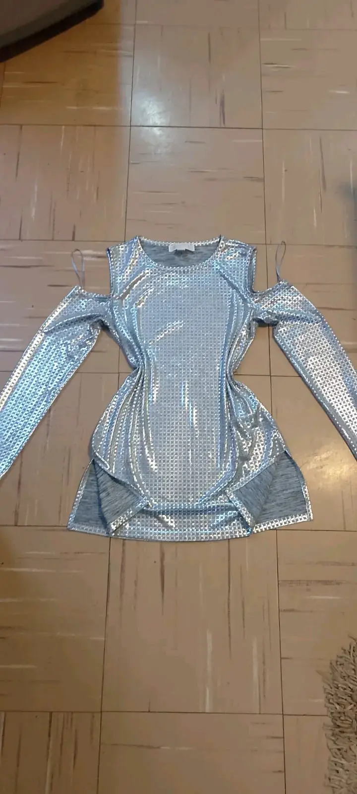 Vestido plateado con lentejuelas brillantes - 1
