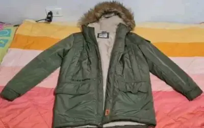 Parka verde con capucha de piel sintética - miniatura 1