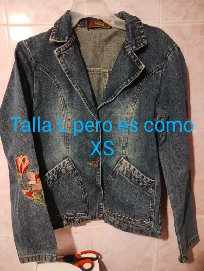 Chaqueta de mezclilla con bordado floral - miniatura 1