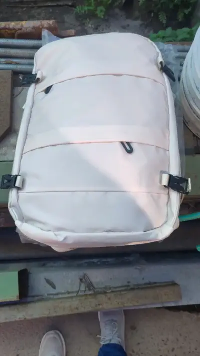 Mochila blanca con hebillas ajustables - miniatura 1