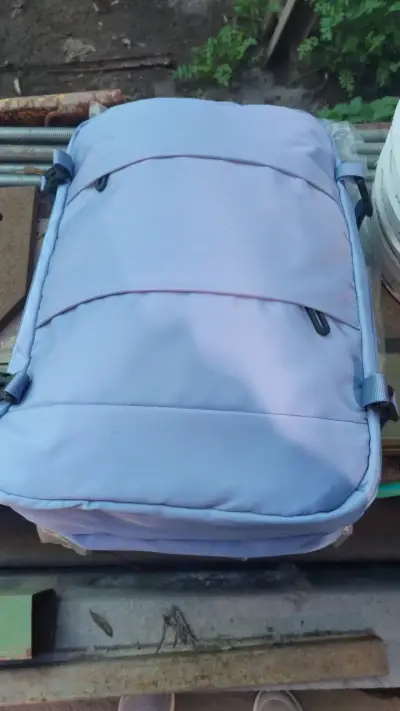 Mochila blanca con hebillas ajustables - miniatura 3