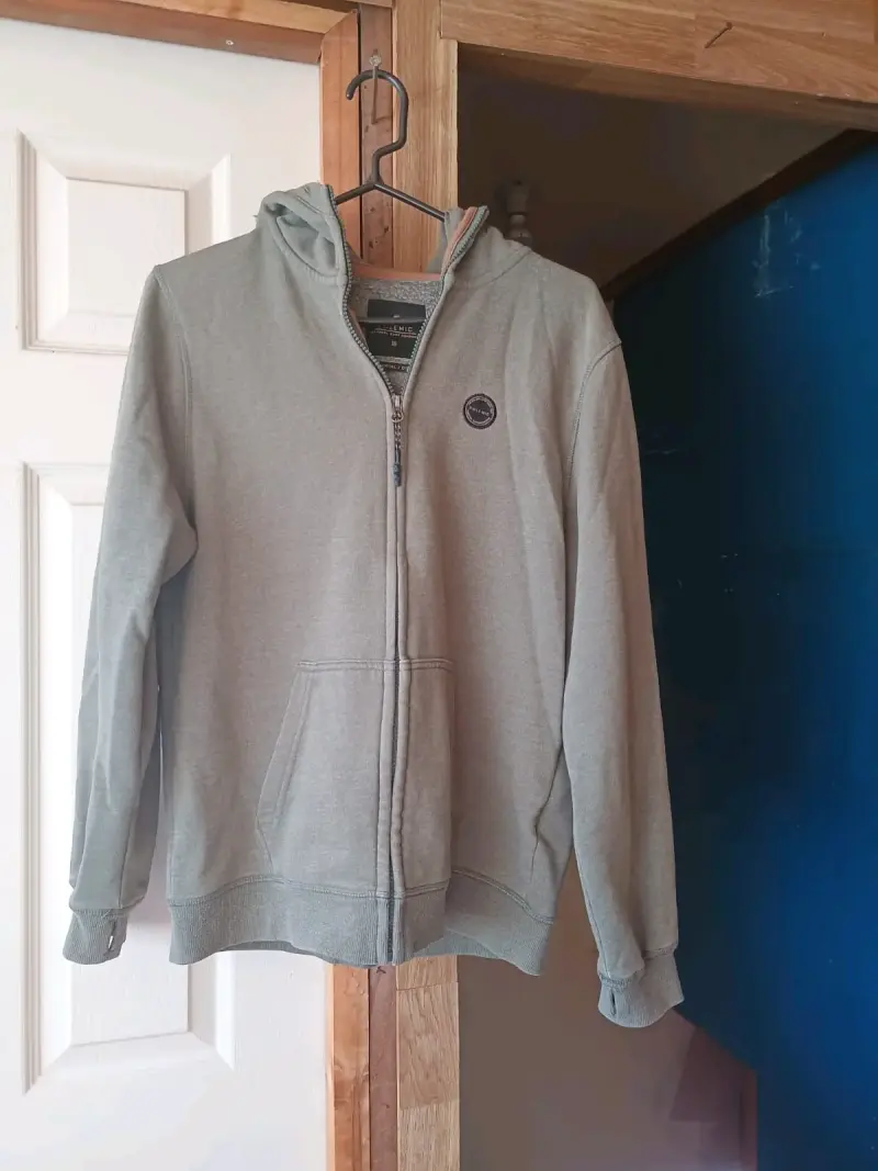 Polerón gris con capucha y cierre