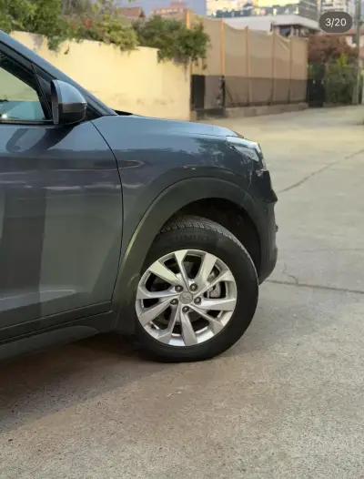 Hyundai Tucson 2020 SUV gris en buen estado - miniatura 3