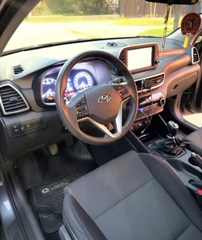 Hyundai Tucson 2020 SUV gris en buen estado - miniatura 4