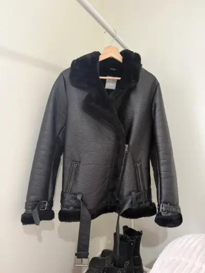 Chaqueta biker negra con piel sintetica - miniatura 1