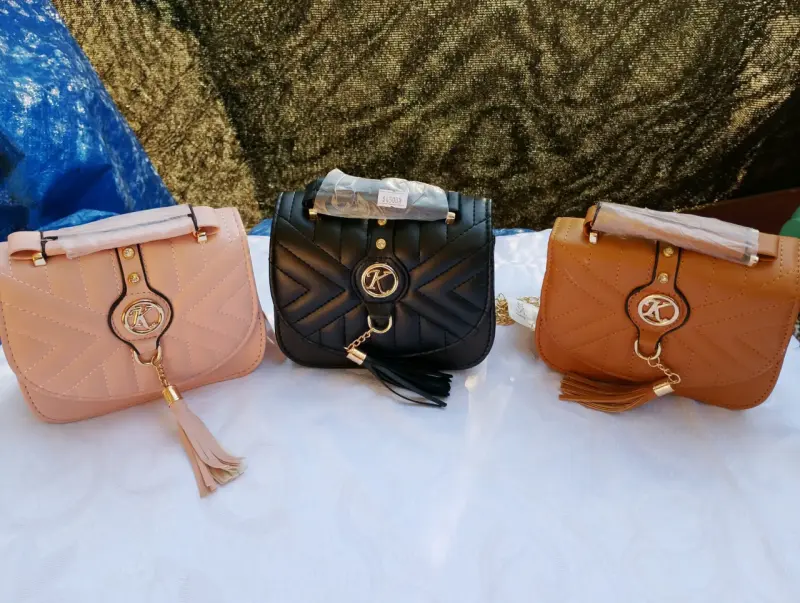 Cartera de mujer con diseño elegante y borlas