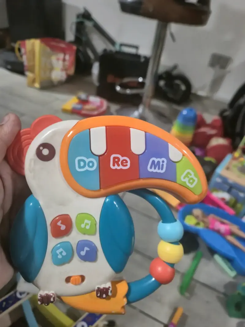 Juguete musical infantil en forma de tucán