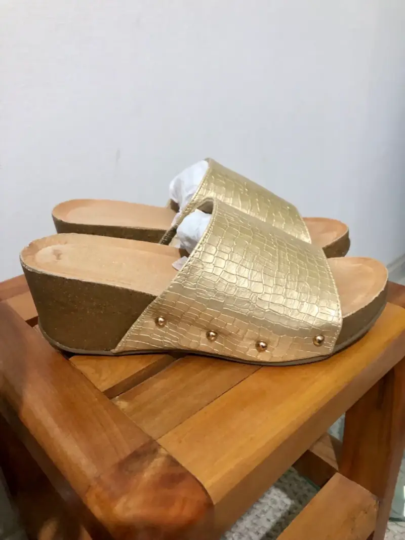 Sandalias doradas con plataforma de corcho