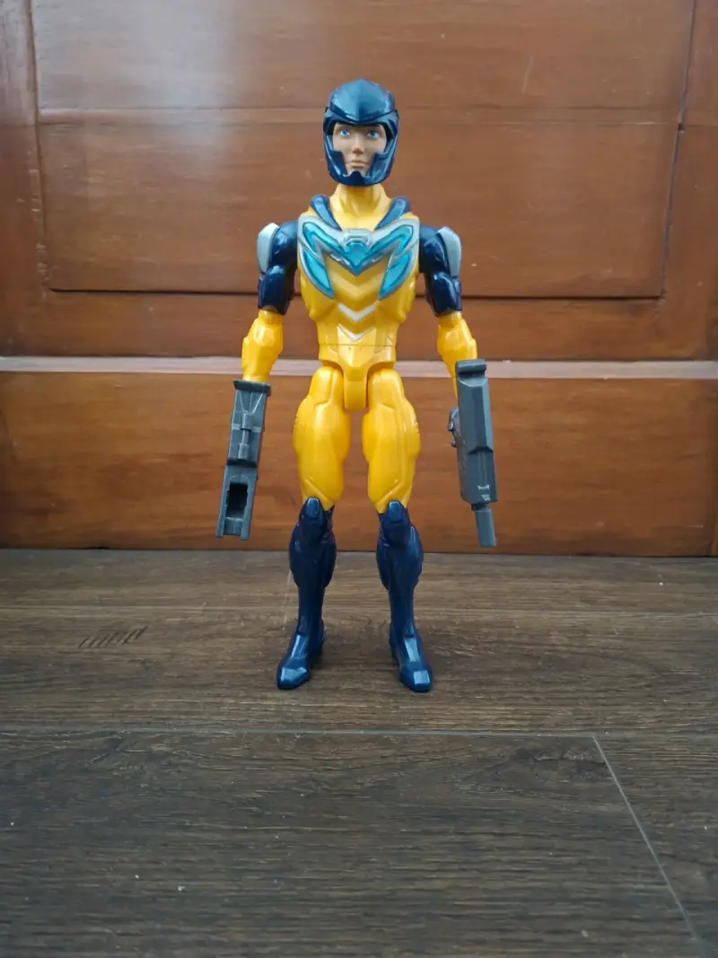Figura de Maxsteel con armadura amarilla y azul