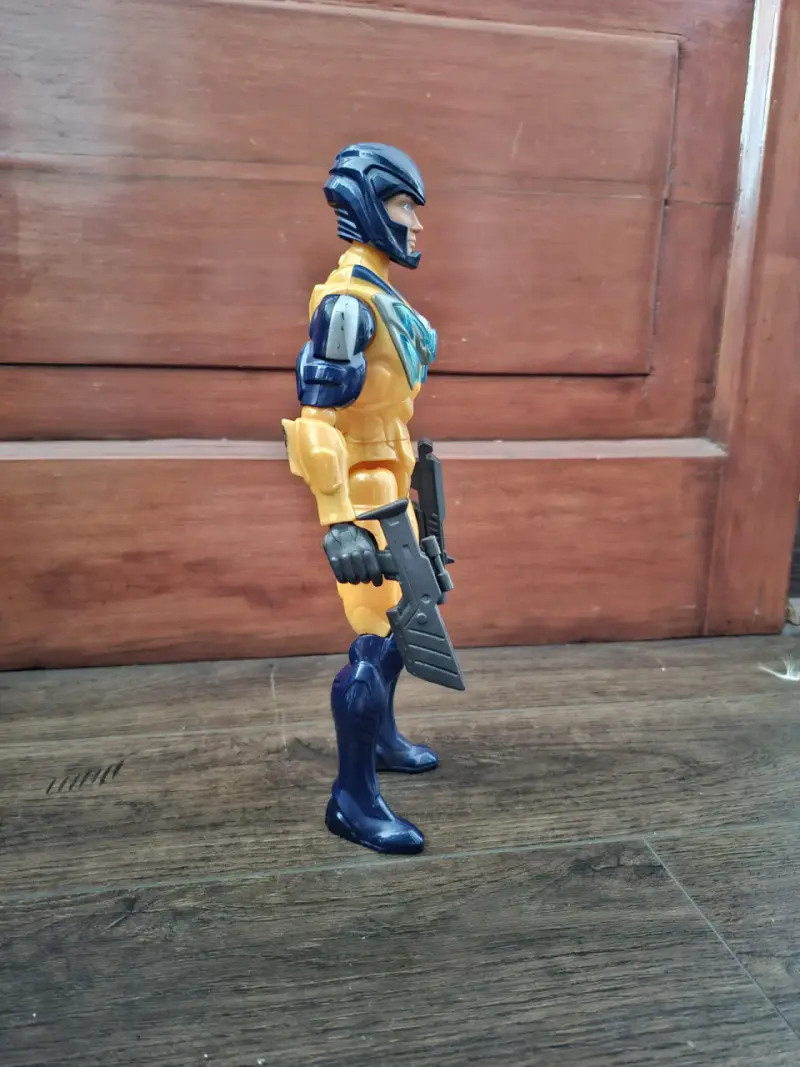 Figura de Maxsteel con armadura amarilla y azul - 2