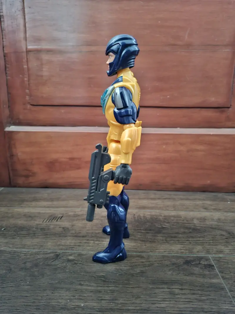 Figura de Maxsteel con armadura amarilla y azul - 4