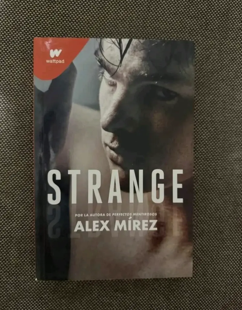 Libro 'Strange' de Alex Mírez