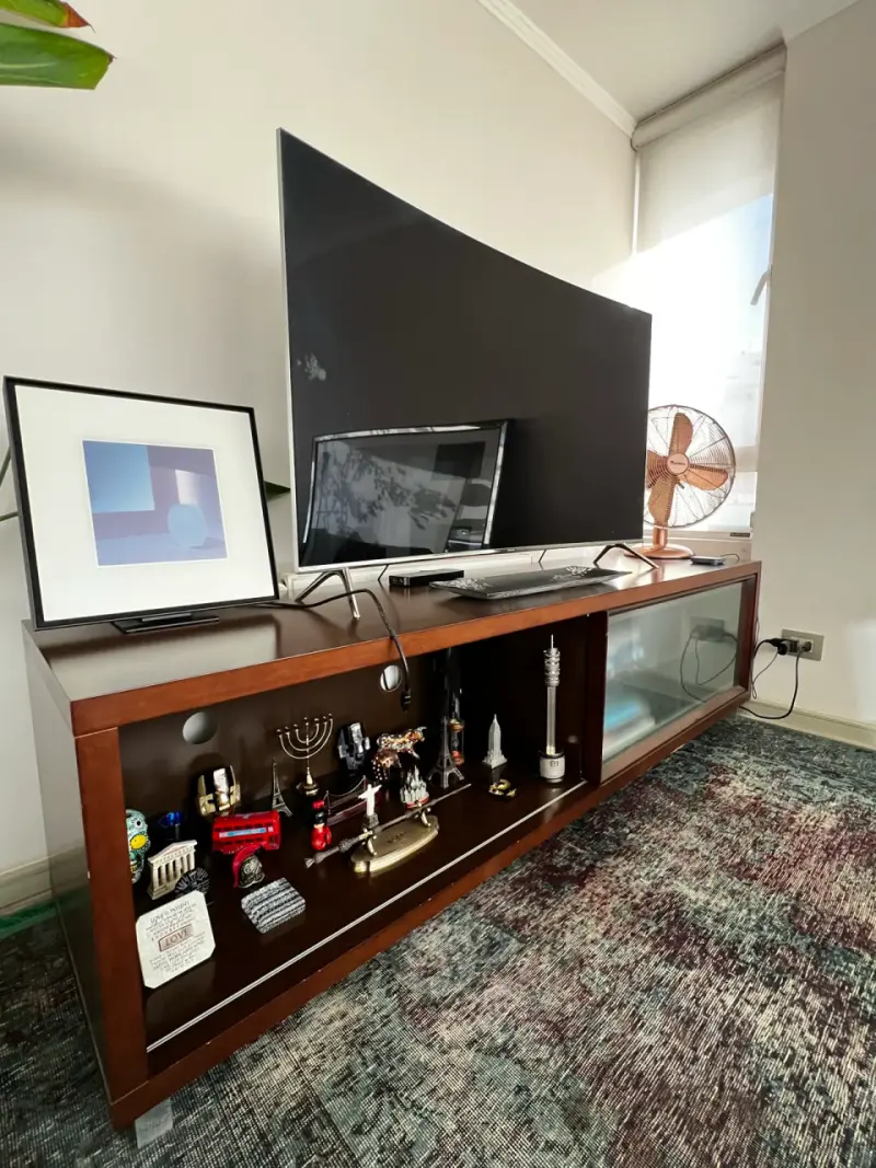 Mueble de TV de madera con estantes