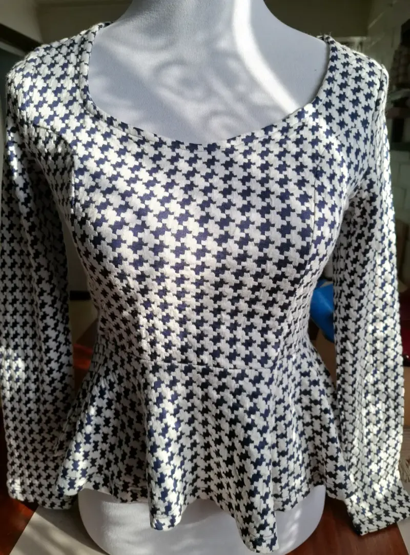 Blusa peplum estampado pata de gallo