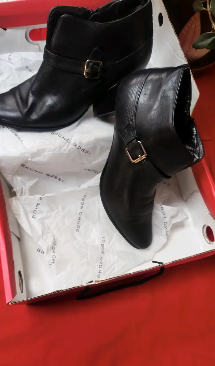 Botines de cuero negro con hebilla Bruno Rossi - 1