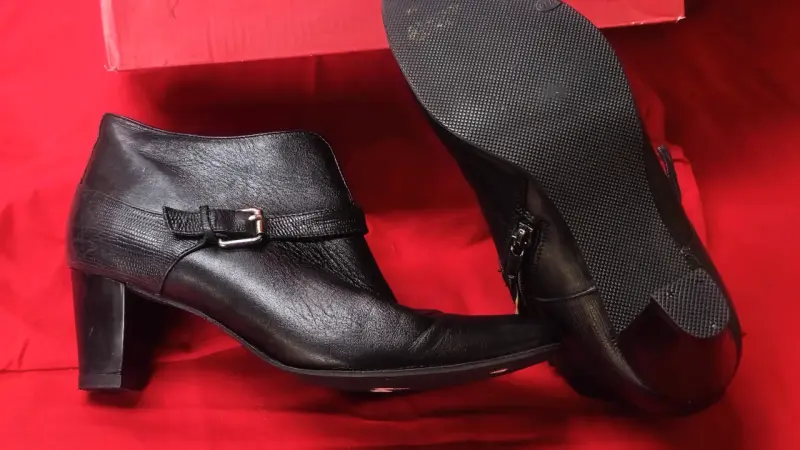 Botines de cuero negro con hebilla Bruno Rossi - 3