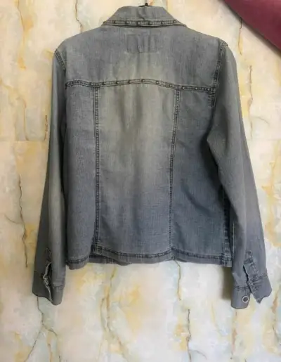Chaqueta de mezclilla Ltd 2 con tachas - miniatura 2