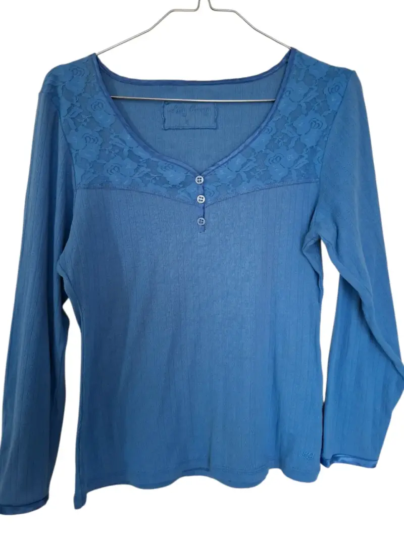 Blusa azul con encaje y botones