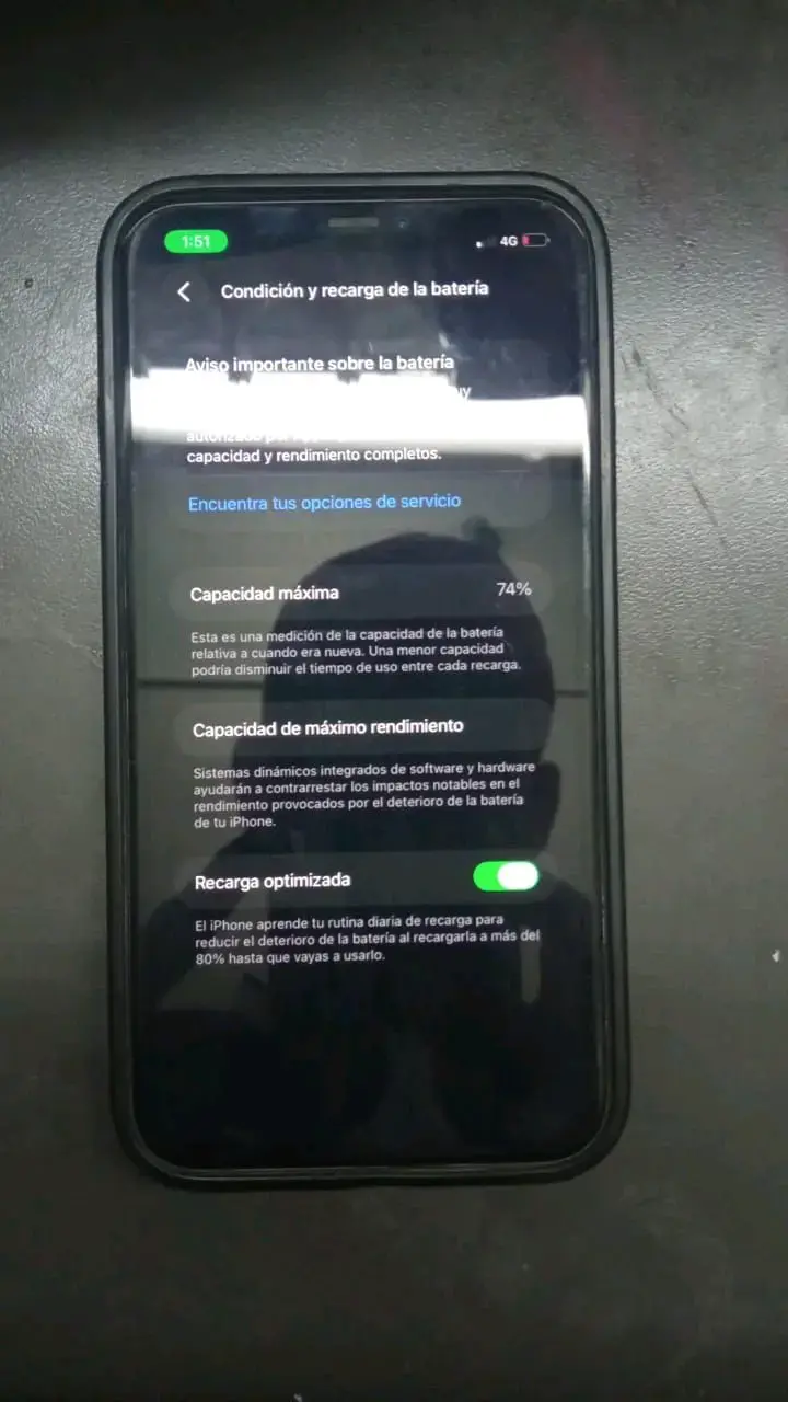 iPhone con batería al 74% de capacidad - 1