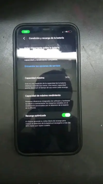iPhone con batería al 74% de capacidad - miniatura 1