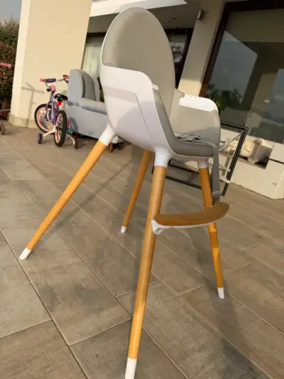 Silla infantil moderna blanca y madera - miniatura 3