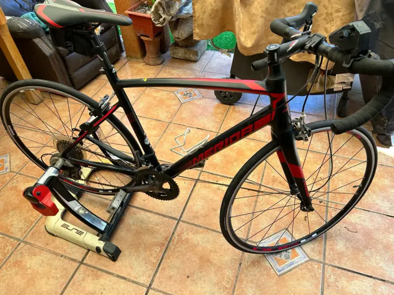 Bicicleta de ruta Merida negra y roja - 1