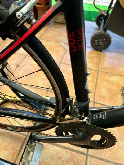 Bicicleta de ruta Merida negra y roja - miniatura 2