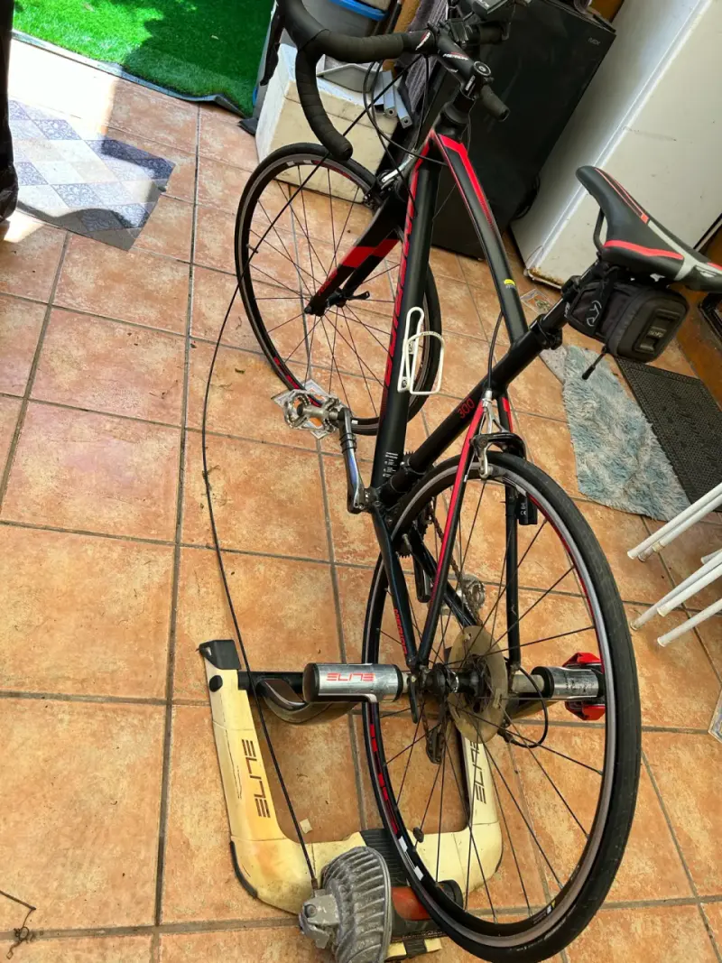 Bicicleta de ruta Merida negra y roja - 3