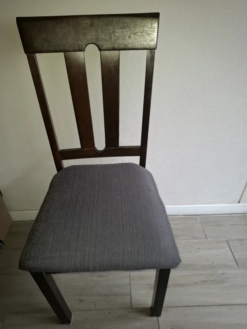 Silla de madera color chocolate. - 1