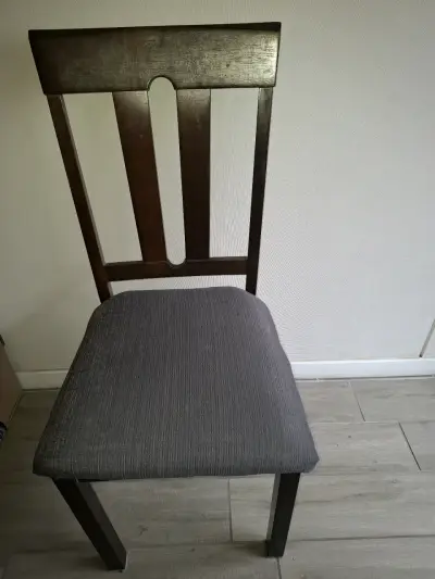 Silla de madera color chocolate. - miniatura 1
