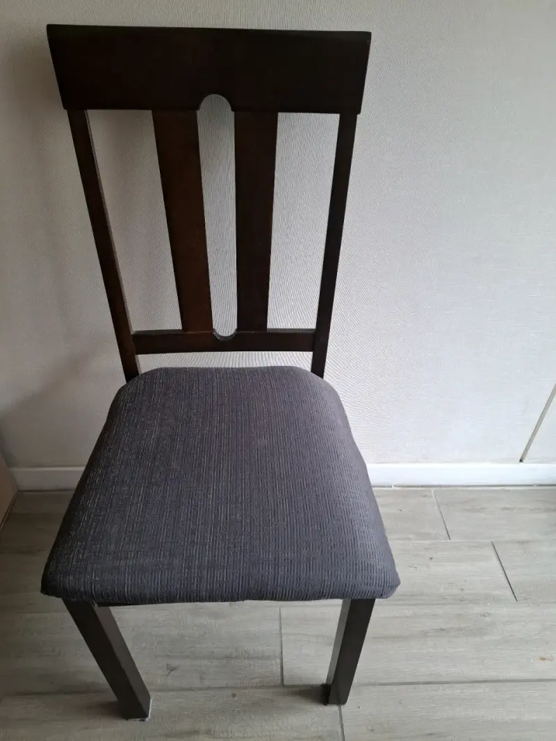 Silla de madera color chocolate. - 2