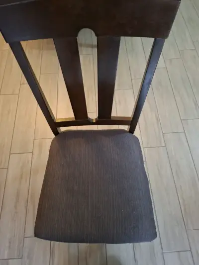 Silla de madera color chocolate. - miniatura 4