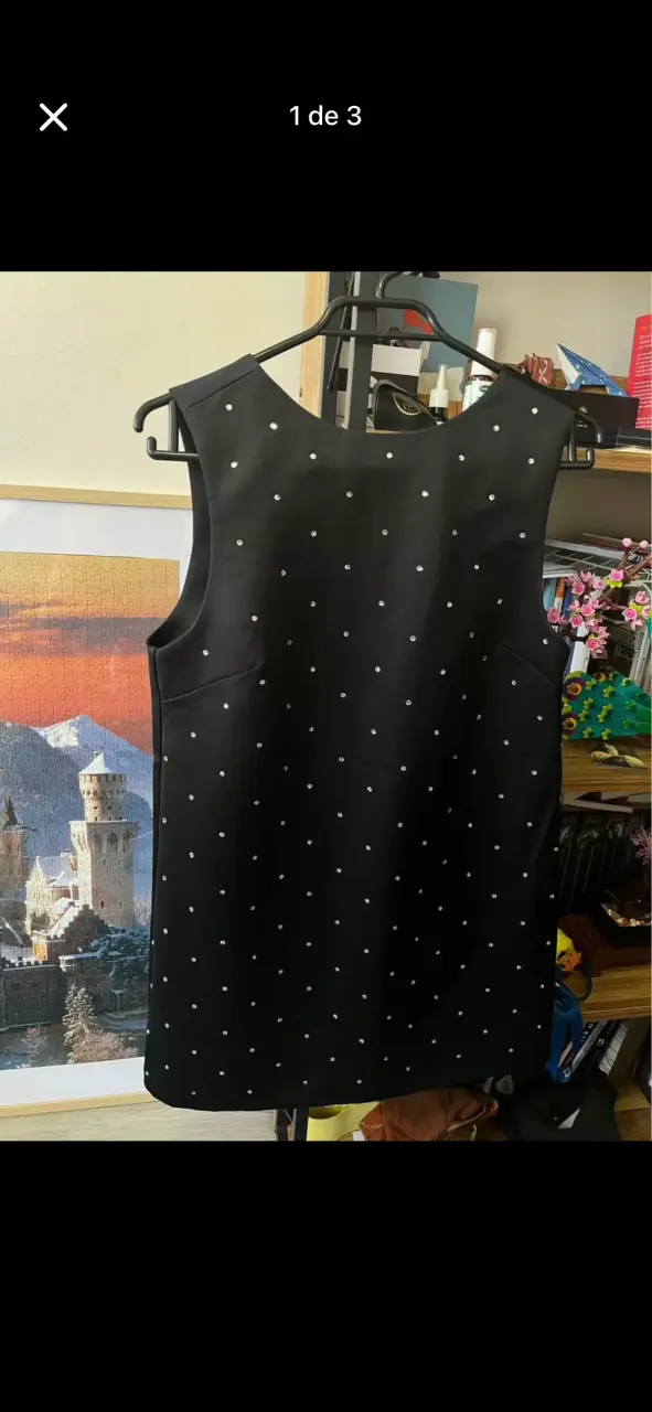 Vestido negro con detalles de puntos - 1