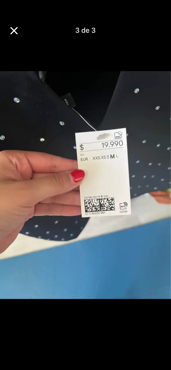 Vestido negro con detalles de puntos - 3