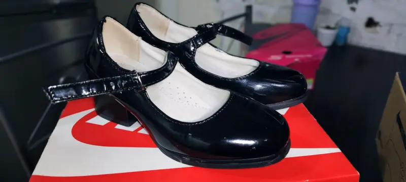Zapatos de charol negro para niña