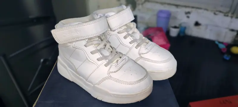 Zapatillas blancas para niños con velcro
