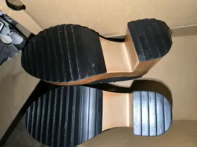 Zapatos de tacón alto negros de cuero - miniatura 1