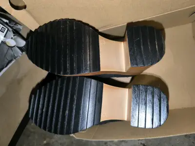 Zapatos de tacón alto negros de cuero - miniatura 2