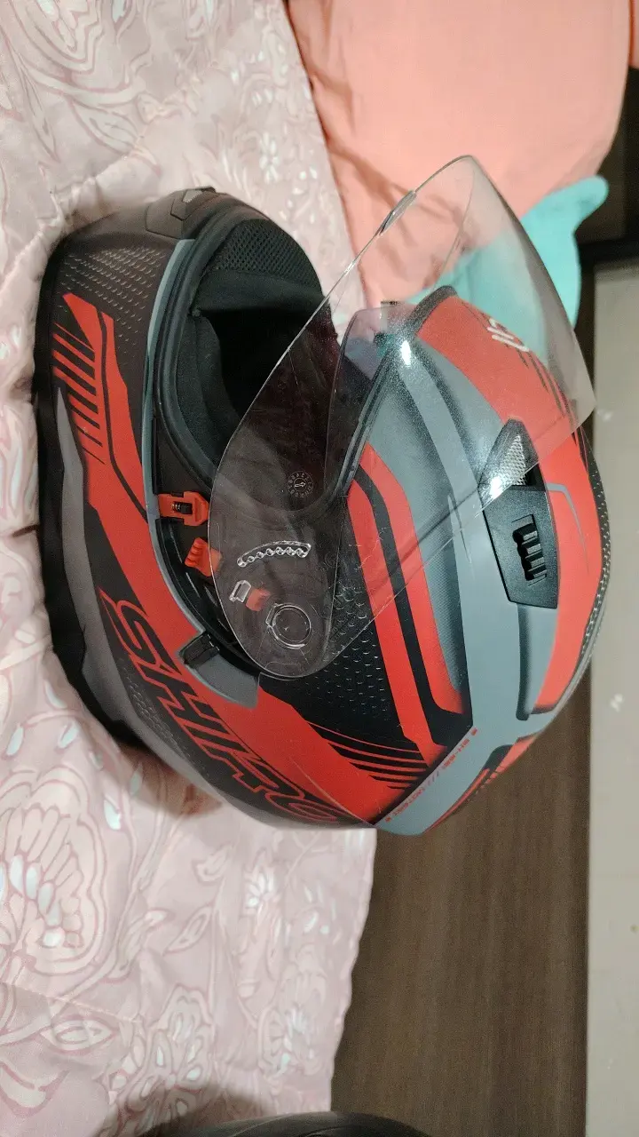 Casco de moto Shark rojo y negro - 1