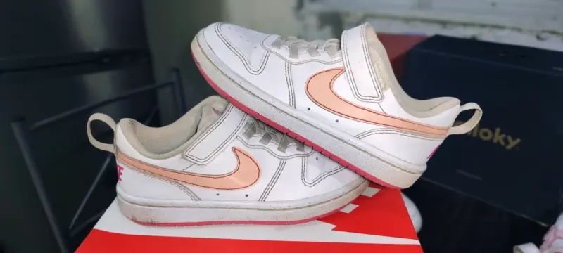 Zapatillas deportivas blancas con logo rosa