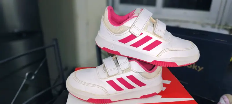 Zapatillas Adidas blancas con detalles rosados