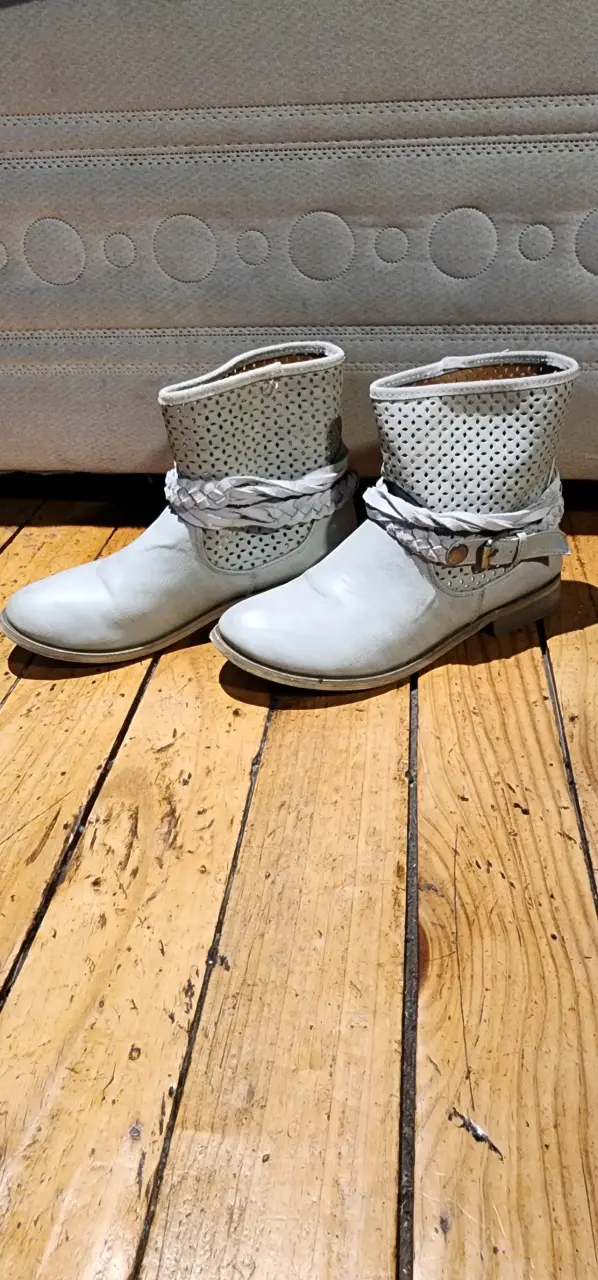 Botines de cuero gris con diseño calado - 1