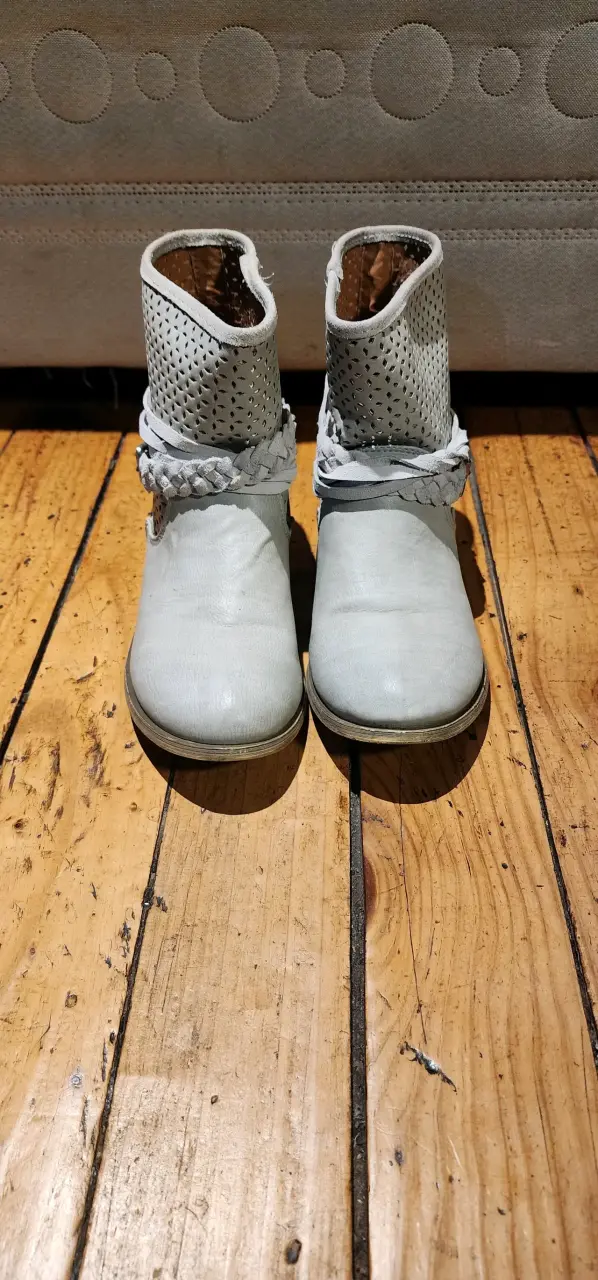 Botines de cuero gris con diseño calado - 2