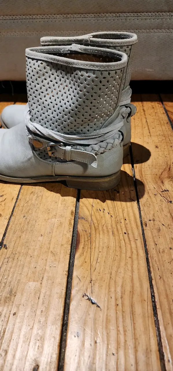 Botines de cuero gris con diseño calado - 3
