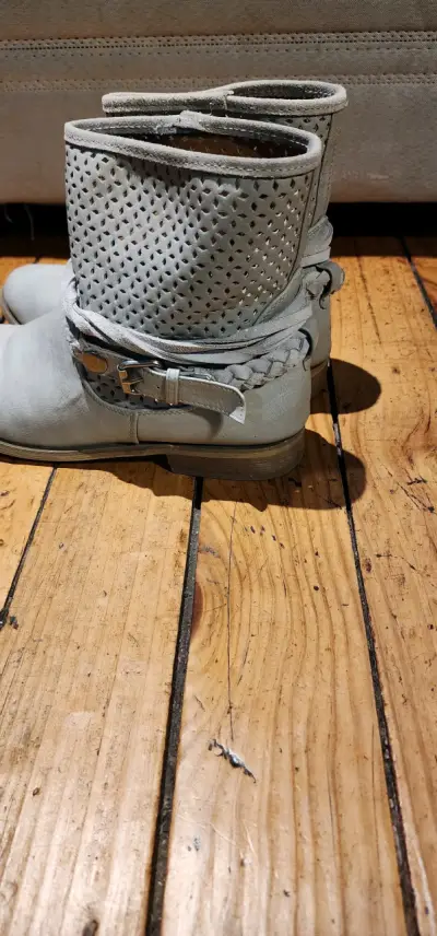 Botines de cuero gris con diseño calado - miniatura 3